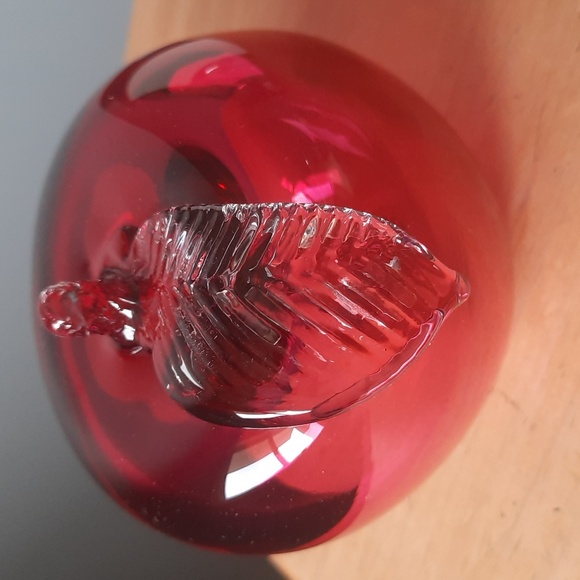 Rosi cranberry glass apple with crystal stem and leaf paperweight - Picture 2 of 5